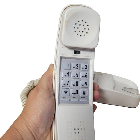 RADIO SHACK Trim PHONE, White, Corded Desk Wall Mount - Picture 4 of 9